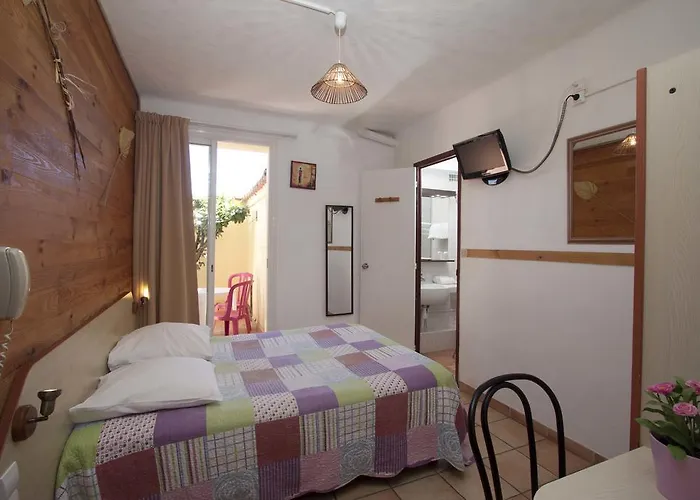 Hotel La Croix De Malte 2*